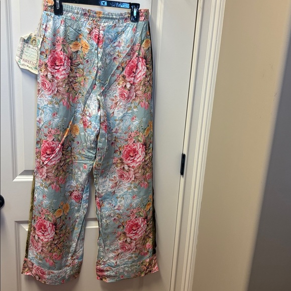 NWT Rose print pants with velvet strip - Picture 5 of 6